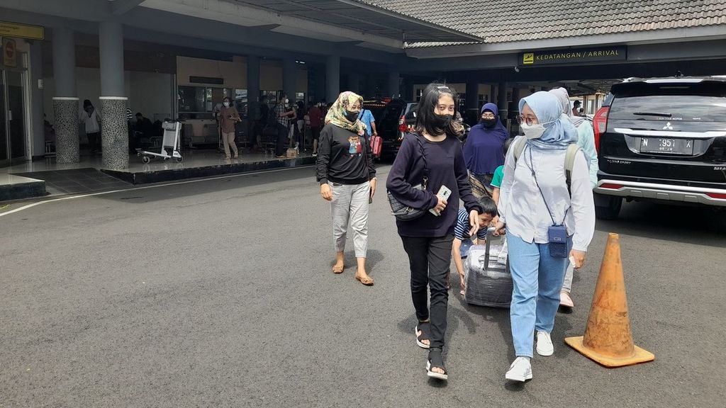 Penumpang dari Jakarta keluar dari Terminal Kedatangan Bandara Abdulrachman Saleh Malang, Jawa Timur, tiga hari sebelum Lebaran, Jumat (29/4/2022).