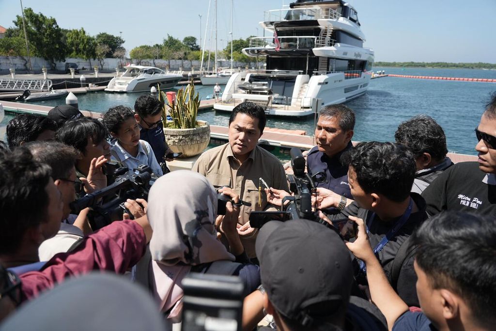Menteri BUMN Erick Thohir (kiri) dan Direktur Utama PT Pelabuhan Indonesia (Persero) seusai memantau proyek pembangunan Bali Maritim Tourism Hub yang merupakan salah satu Proyek Strategis Nasional di kawasan Pelabuhan Benoa, Denpasar, Bali, Minggu (12/5/2024).