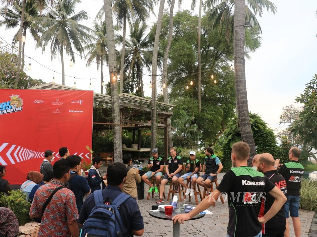 Pebalap World Supersport atau WSSP600 seperti Adrian Huertas juga sudah berada di Lombok. Adrian bersama timnya MTM Kawasaki juga sempat mengadakan jumpa penggemar di Sheraton Senggigi Beach Resort, Senggigi, Lombok Barat, Selasa (8/11/2022).