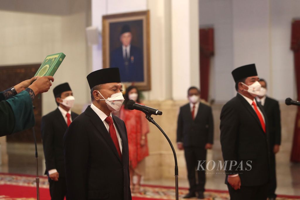 Pelantikan Menteri Perdagangan Zulkifli Hasan (kiri) dan Menteri Agraria dan Tata Ruang/Wakil Kepala Badan Pertanahan Nasional Hadi Tjahjanto (kanan) oleh Presiden Joko Widodo di Istana Negara, Jakarta, Rabu (15/6/2022). 