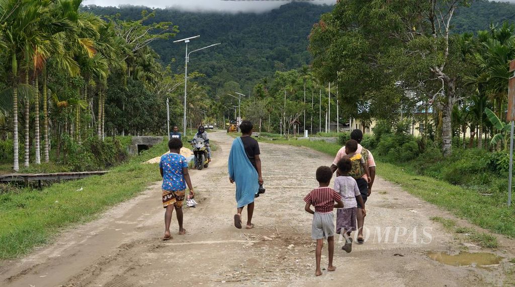 Suasana jalanan pagi hari di Kampung Malaumkarta, Distrik Makbon, Kabupaten Sorong, Papua Barat Daya, Rabu (7/6/2023).
