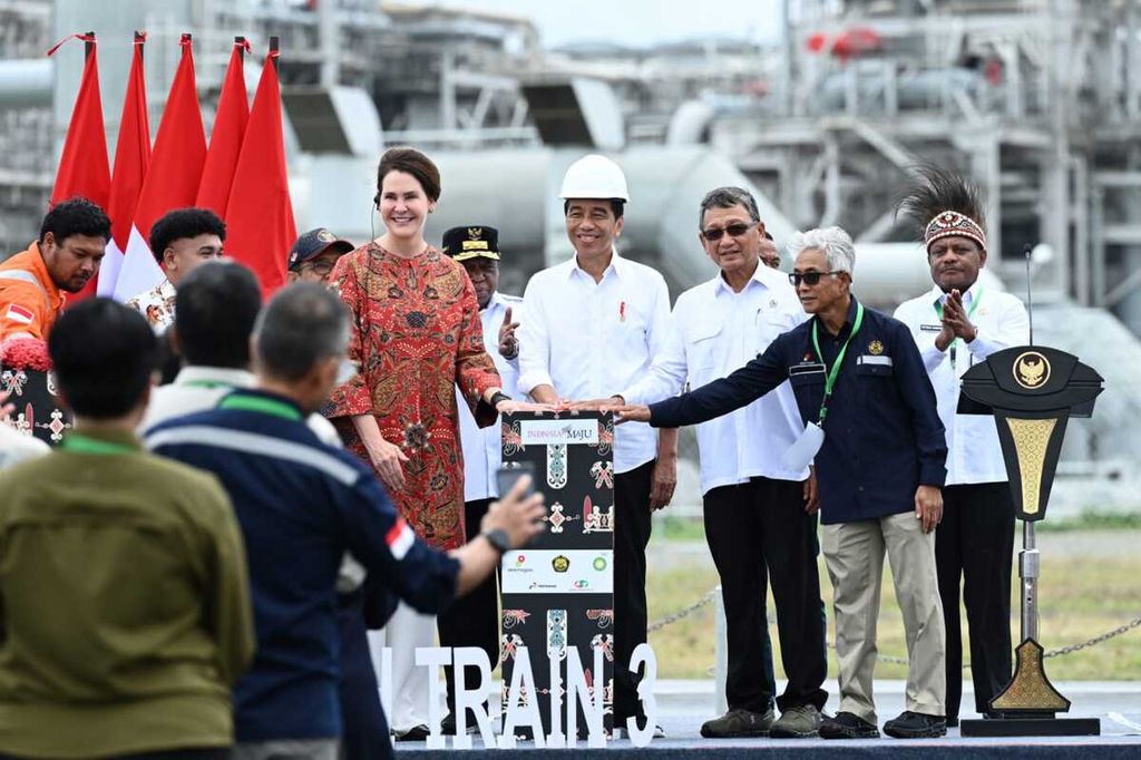 Presiden Joko Widodo meresmikan Proyek Strategis Nasional (PSN) Tangguh Train 3 di Kabupaten Teluk Bintuni, Provinsi Papua Barat, Jumat (24/11/2023).