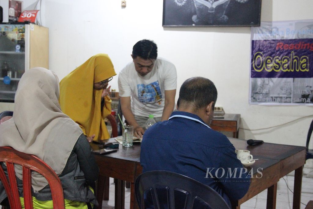 Salah satu aktivitas Kelompok Membaca Oesaha Bersama yang didirikan Ahmad Sofian (44) saat membaca bersama di salah satu warung kopi di Kota Pontianak, Kalimantan Barat, November 2022.