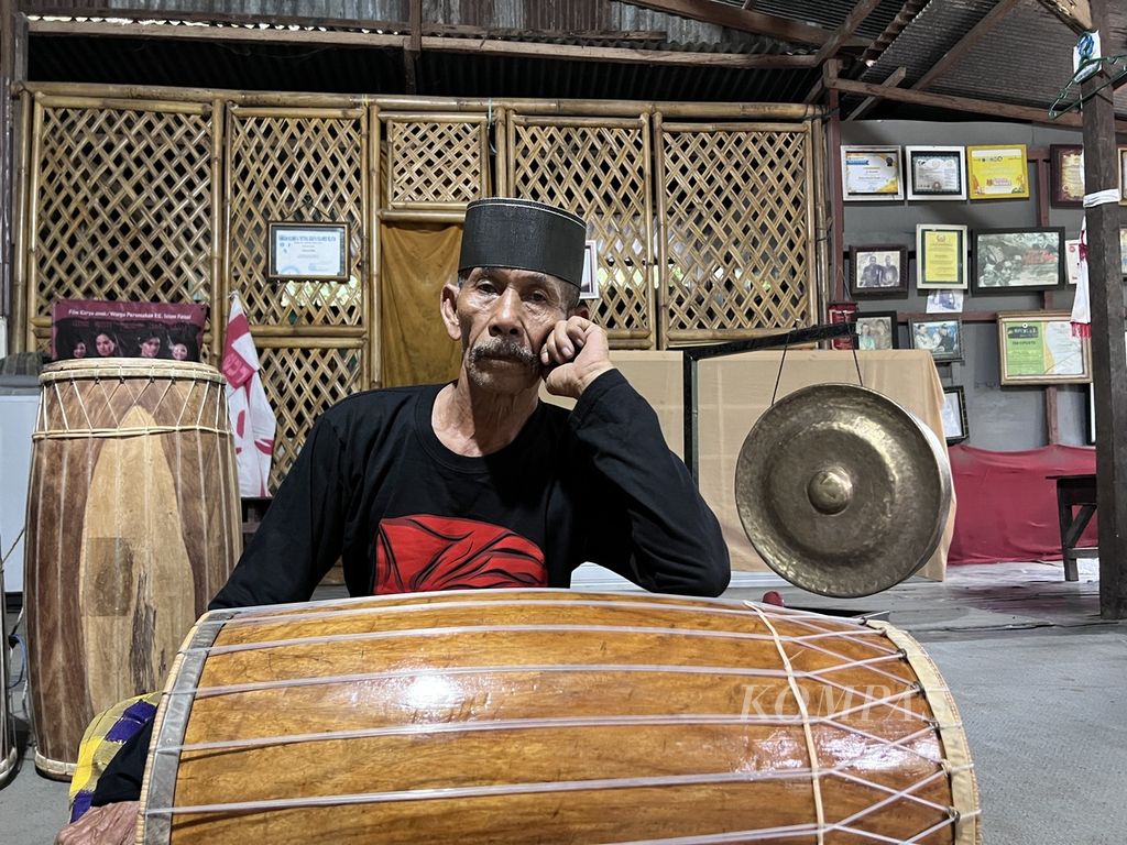 Serang Dakko (83), maestro gendang asal Makassar, Sulawesi Selatan, bersiap berlatih gendang di rumahnya, Senin (19/9/2022).