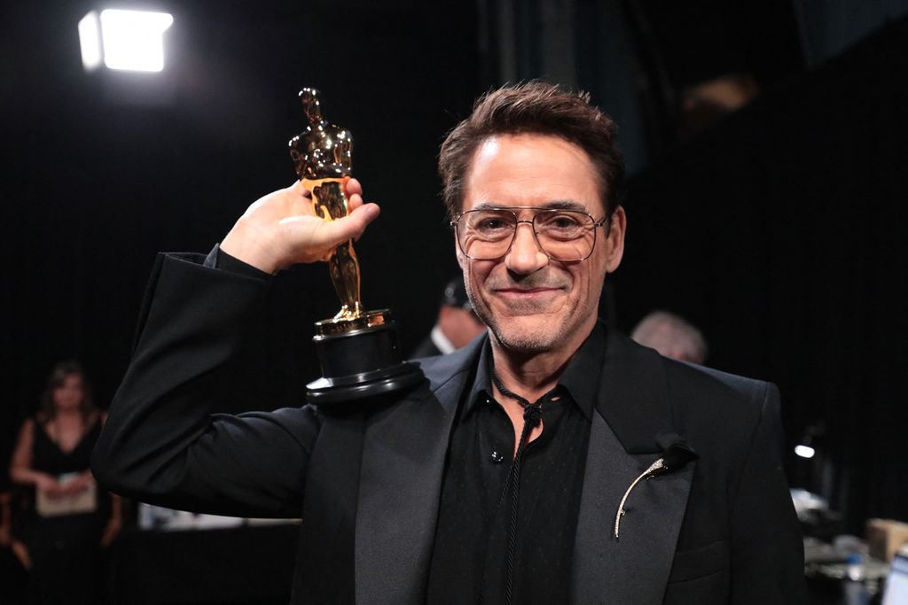 Dalam foto dokumentasi A.M.P.A.S ini, Robert Downey Jr terlihat di belakang panggung setelah menerima penghargaan Aktor Pendukung Terbaik dalam 96th Annual Academy Awards di Dolby Theatre, Hollywood, California, AS, Minggu (10/3/2024). 