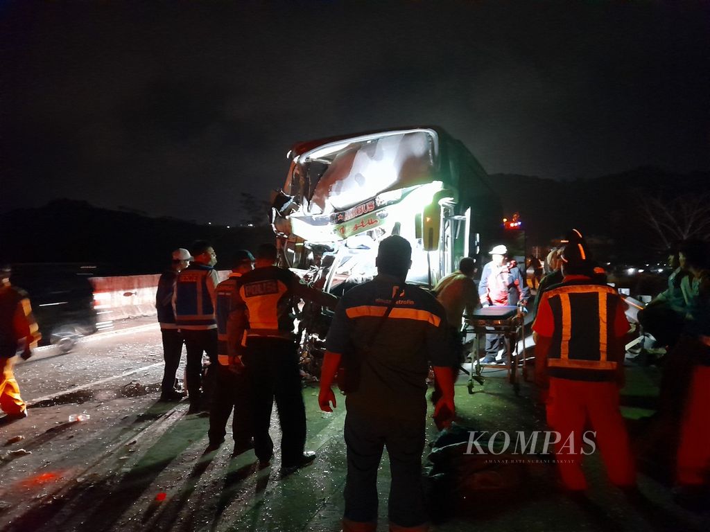 Kecelakaan beruntun melibatkan bus Restu dan sejumlah kendaraan terjadi di Jalan Tol Pandaan-Malang, Minggu (25/9/2022) petang. Satu korban meninggal dalam peristiwa ini.