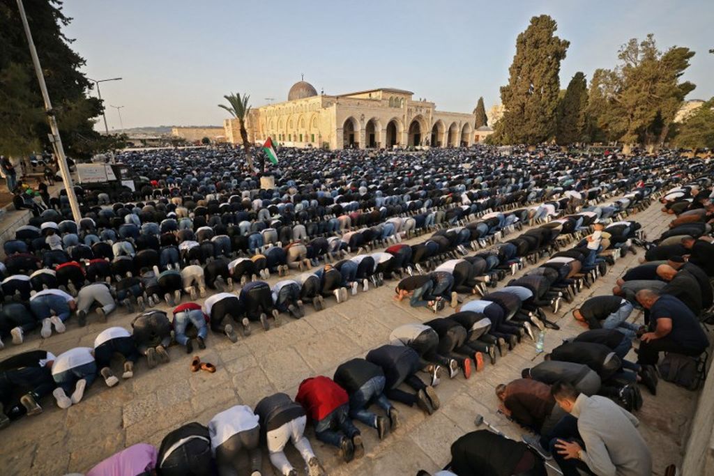 Umat Muslim Palestina dan Arab Israel melaksanakan salat Ied  di kompleks Masjidil Aqsa, Kota Tua, Jerusalem timur, Senin, 2 Mei 2022)