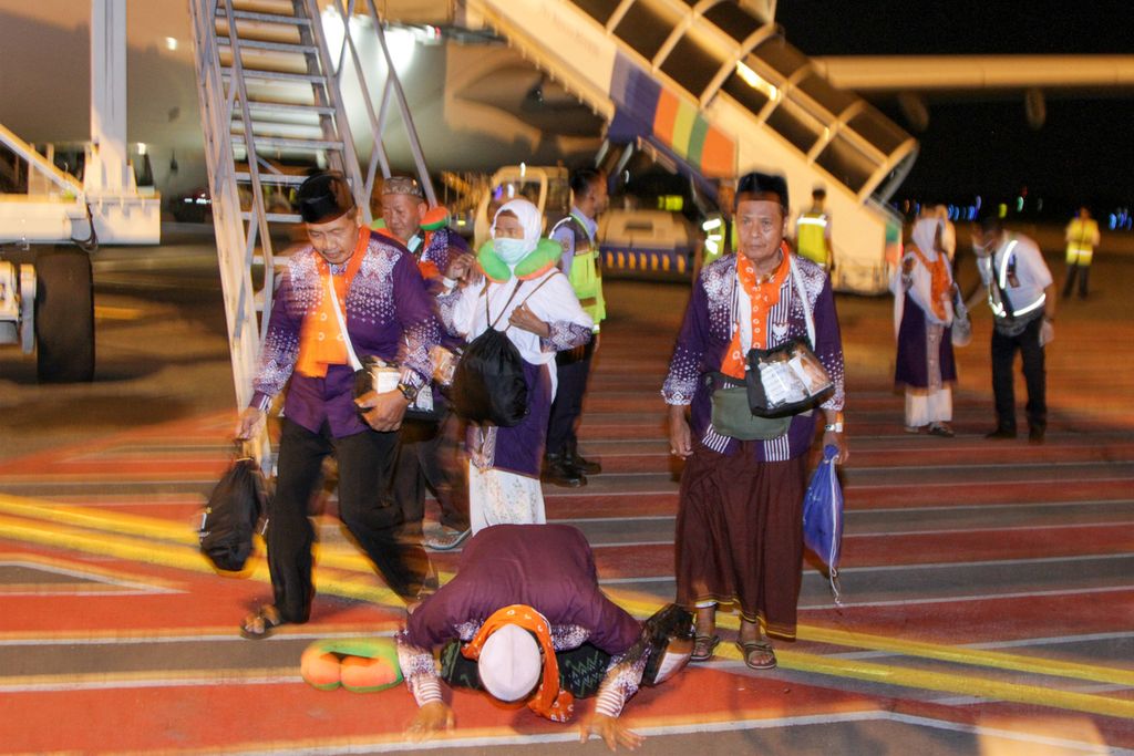 Jemaah haji melakukan sujud syukur setibanya di Bandara Internasional Juanda Surabaya di Sidoarjo, Jawa Timur, Sabtu (22/6/2024). Sebanyak 370 anggota jemaah haji asal Bojonegoro kembali ke Tanah Air setelah menunaikan ibadah haji. 