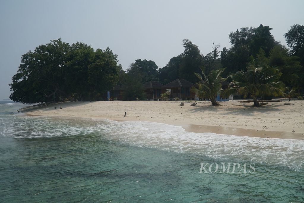 Suasana di pantai Pulau Sirandah, Kelurahan Teluk Kabung Selatan, Kecamatan Bungus Teluk Kabung, Kota Padang, Sumatera Barat, Sabtu (7/10/2023).