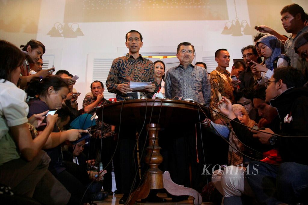 Didampingi deputi Kantor Transisi, Presiden dan Wakil Presiden terpilih, Joko Widodo-Jusuf Kalla, memberikan keterangan kepada wartawan di Kantor Transisi Jokowi-JK di Jakarta, Senin (15/9/2014). 