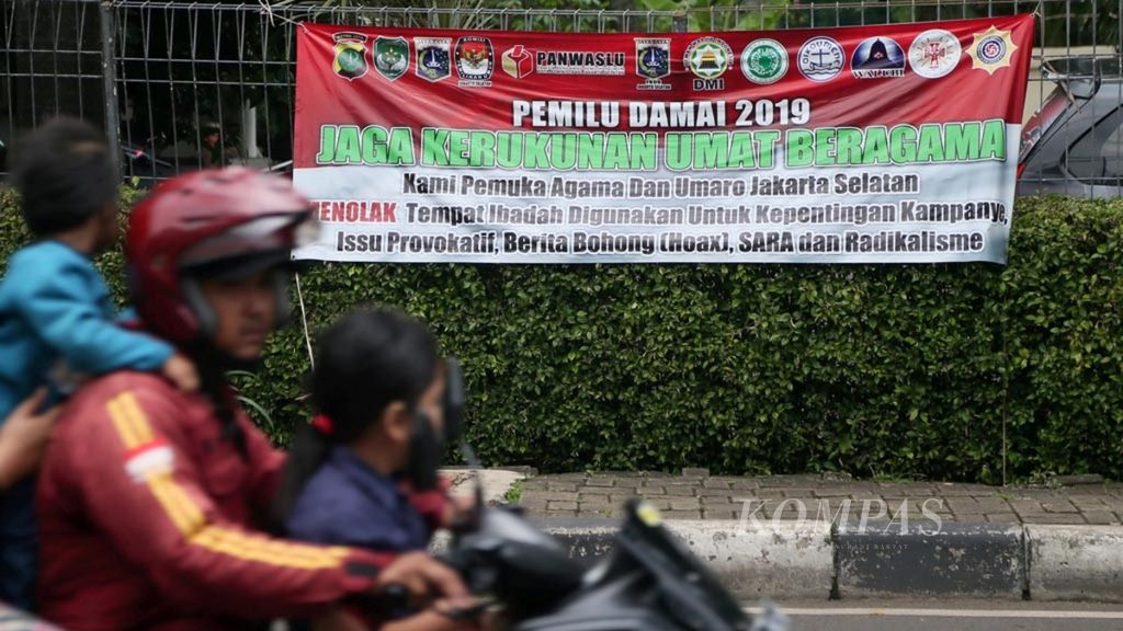 Larangan pemanfaatan tempat ibadah untuk kegiatan kampanye politik dipasang di depan Masjid Jamik Istiqomah, Simprug, Jakarta, Sabtu (16/2/2019). Larangan penggunaan tempat ibadah untuk kegiatan kampanye diatur dalam Pasal 280 Ayat (1) Huruf h Undang-Undang Nomor 7 Tahun 2017 tentang Pemilu.