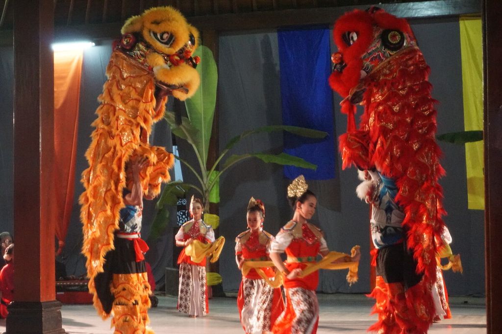 Pertunjukan Calengsai singkatan dari calung, lengger, dan barongsai memerihakan acara Jagad Lengger Festival 2022 di Banyumas, Jawa Tengah, Minggu (26/6/2022).