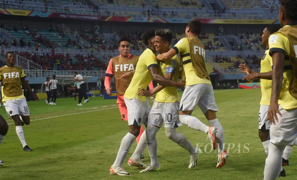 Pemain Ekuador Michael Bermudez disambut rekan setimnya seusai mencetak gol dari titik pinalti ke gawang Maroko dalam laga Grup A Piala Dunia U-17 2023 di Stadion Gelora Bung Tomo, Surabaya, Senin (13/11/2023). 