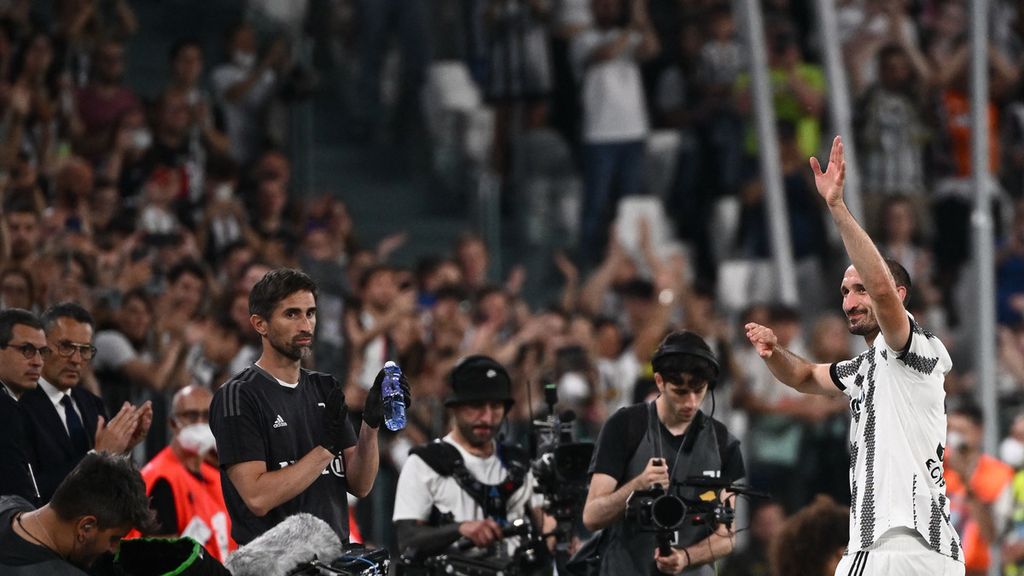 Pemain bertahan Juventus, Girogio Chiellini, melambaikan tangan kepada penonton saat dirinya ditarik keluar lapangan pada menit ke-17 pada pertandingan Liga Italia melawan Lazio di Stadion Allianz, Turin, Selasa (17/5/2022) dini hari WIB. Chiellini telah membela Juventus selama 17 tahun, 560 laga, serta mengantar kepada raihan 19 trofi juara. 