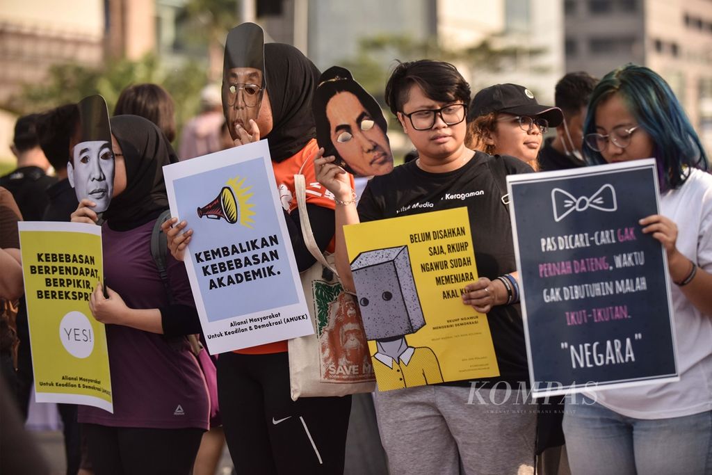 Para aktivis yang tergabung dalam Aliansi Masyarakat untuk Keadilan Demokrasi menggelar unjuk rasa di Bundaran Hotel Indonesia, Jakarta, Minggu (15/9/2019). Mereka mengajak masyarakat untuk menolak Rancangan Kitab Undang-undang Hukum Pidana (RUU KUHP) yang bisa meningkatkan potensi masyarakat tersandung kasus pidana.
