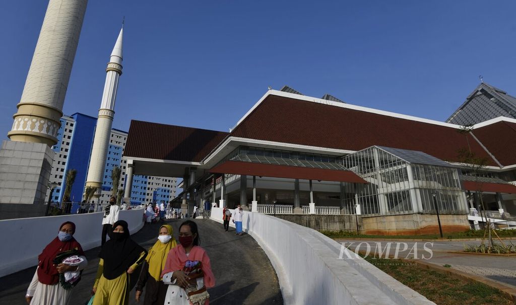Sejumlah warga berjalan bersama seusai mengikuti shalat Idul Adha 1441 H di Masjid Raya KH Hasyim Asyari, Jakarta Barat, Jumat (31/7/2020). Shalat Idul Adha dilaksanakan dengan protokol kesehatan untuk mencegah penularan Covid-19.