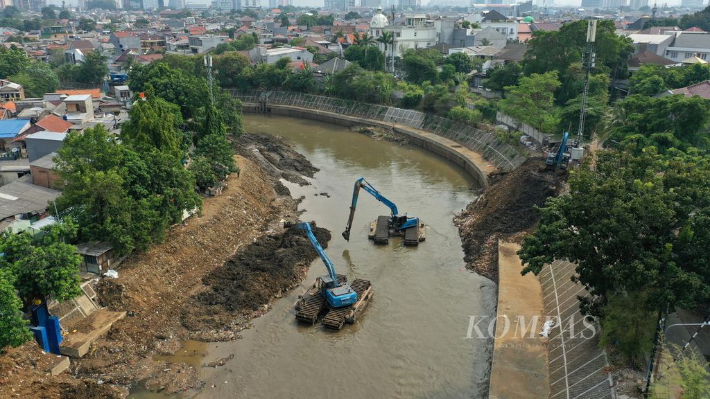 Alat berat dioperasikan untuk mengeruk lumpur Kali Ciliwung di perbatasan Kelurahan Kebon Baru, Tebet, Jakarta Selatan, Selasa (7/11/2023).