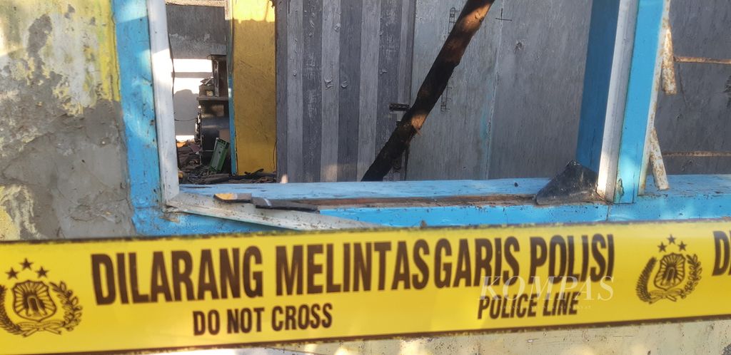 Kondisi rumah perempuan berinisial S yang diduga dibakar oleh suaminya di Kecamatan Gegesik, Kabupaten Cirebon, Jawa Barat, Selasa (21/11/2023). Korban juga diduga menjadi korban KDRT yang dilakukan oleh suaminya.