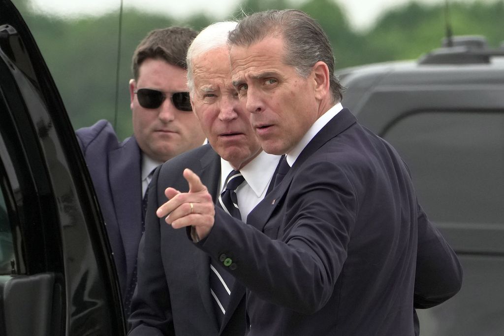 Presiden Amerika Serikat Joe Biden berbicara dengan putranya, Hunter Biden, saat Joe Biden tiba di Pangkalan Udara Garda Nasional Delaware di New Castle, Delaware, AS, Selasa (11/6/2024). 