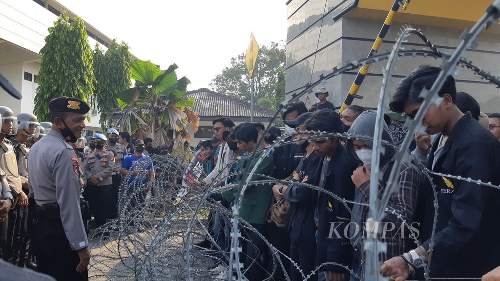 Demonstran meminta polisi membuka kawat berduri yang dipasang di depan gerbang Kantor Pemprov Lampung saat unjuk rasa menolak kenaikan harga BBM, Kamis (15/9/2022).