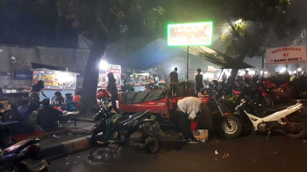 Trotoar di sepanjang Jalan Asia Afrika, Jakarta Pusat, dipenuhi pedagang kaki lima dan penjual sate taichan, Sabtu (26/5/2018).