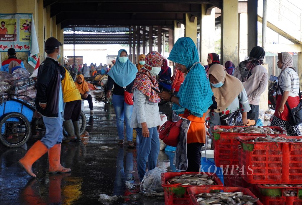 Aktivitas di tempat pelelangan ikan Pelabuhan Perikanan Pantai Tegalsari, Kota Tegal, Jateng, Sabtu (14/8/2021).