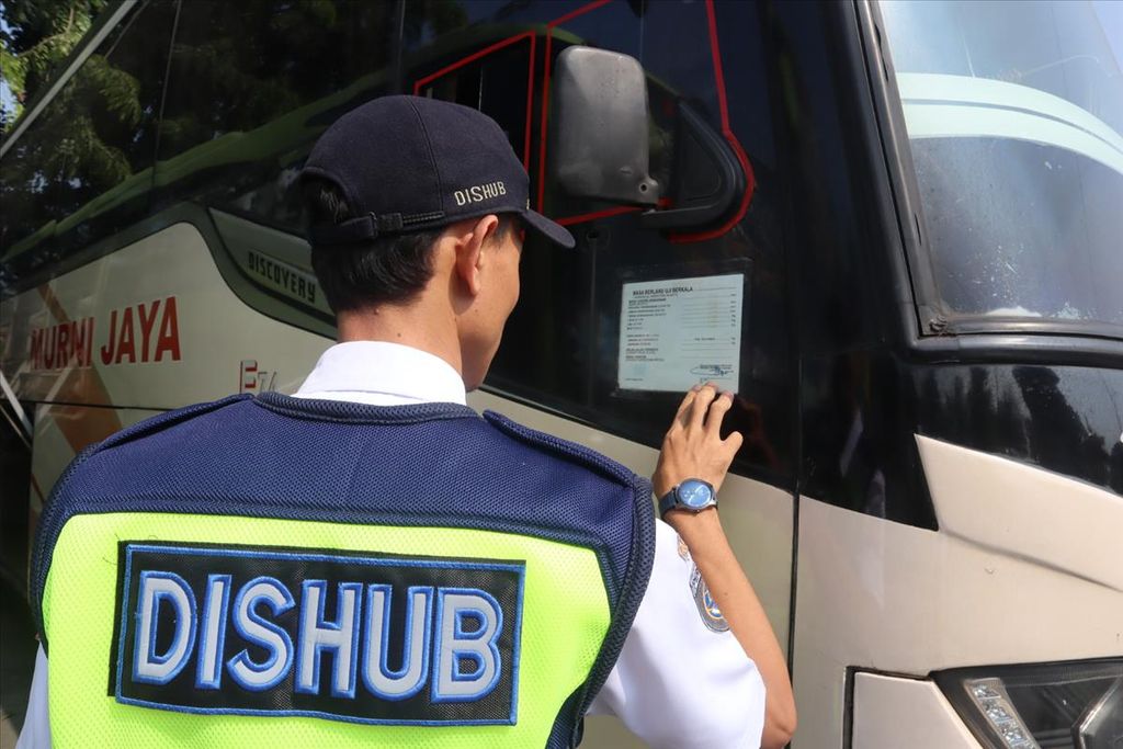 Pemeriksaan inspeksi keselamatan (<i>ramp check</i>) sejumlah bus oleh Dinas Perhubungan Kabupaten Karawang di Terminal Klari, Karawang, Rabu (29/5/2019).