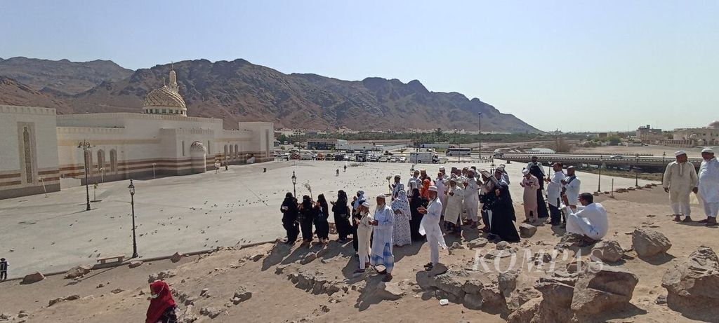 Sebuah masjid didirikan di Jabal Uhud di pinggiran Kota Madinah, Arab Saudi, untuk mengenang perjuangan para sahabat Nabi Muhammad SAW yang gugur dalam Perang Uhud. Masjid itu ramai dikunjungi para peziarah, sebagaimana terlihat pada akhir Juli 2022.