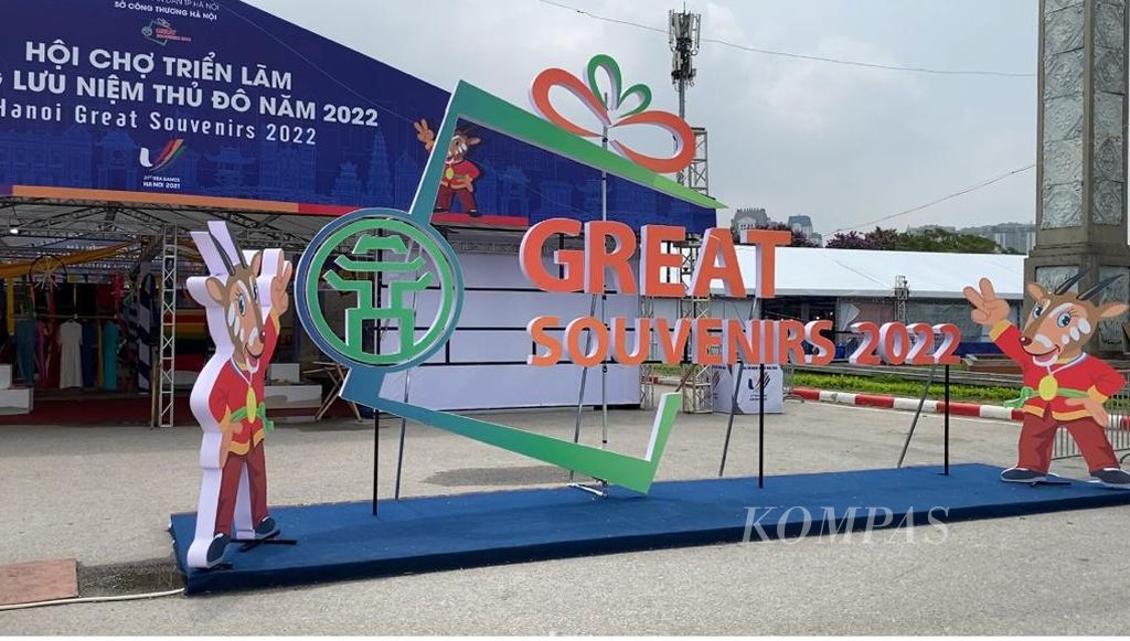 Hanoi Great Souvenirs 2022 di seberang Stadion My Dinh, Hanoi Vietnam, Jumat (13/5/2021). Kendati terasa kurang semarak dengan ornamen dan pernak-pernik SEA Games, warga merasakan SEA Games membawa dampak positif bagi perekonomian.