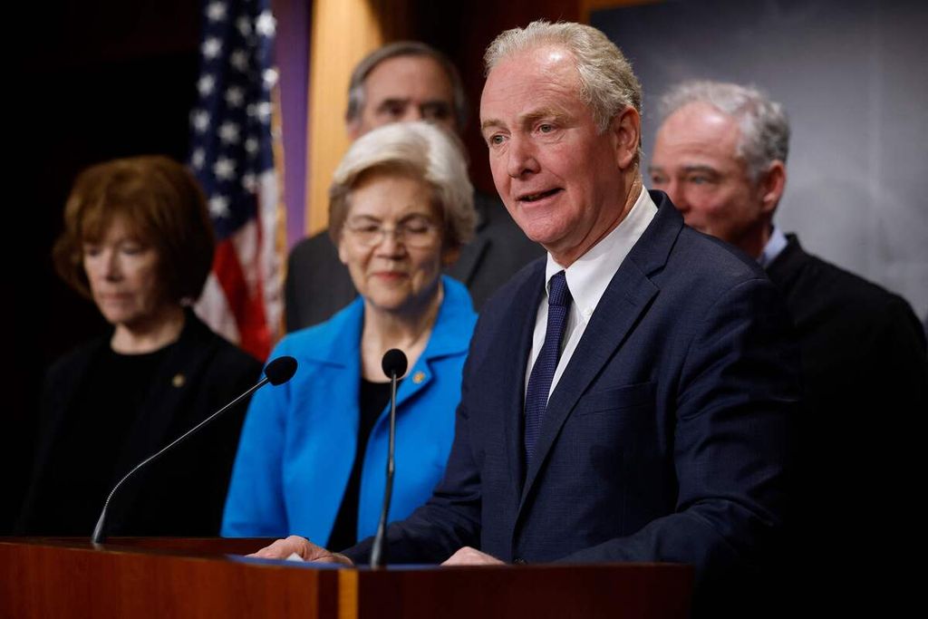 Senator Chris Van Hollen (kanan) dan para koleganya sesama senator Demokrat menyampaikan pandangan soal syarat bantuan Amerika Serikat kepada negara lain, Sabtu (9/2/2024), di Washington DC, AS. 