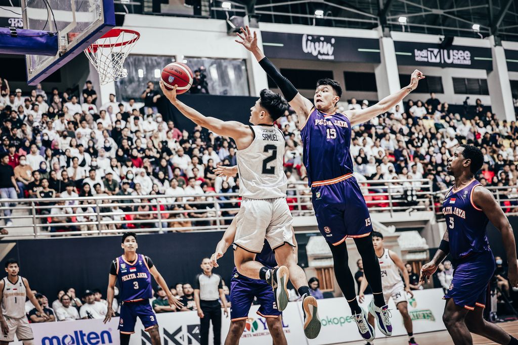 <i>Guard</i> Bima Perkasa Jogja, Samuel Devin Susanto, berusaha untuk mencetak poin melawan Pelita Jaya Bakrie Jakarta pada gim pertama perempat final IBL 2023 di GOR Pancasila UGM, Yogyakarta, Jumat (30/6/2023) malam.