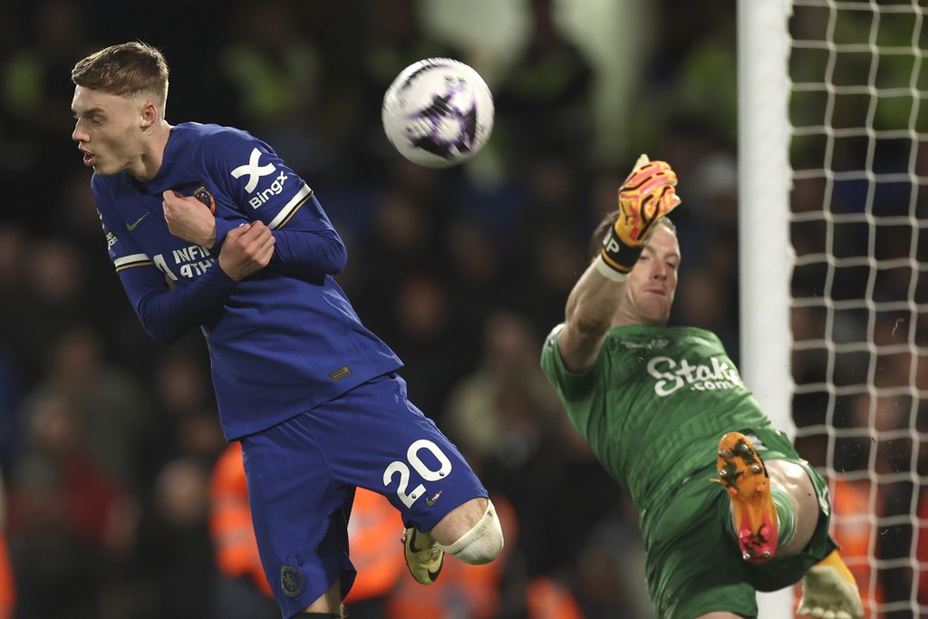 Chelsea midfielder, Cole Palmer, battled for the ball with Everton goalkeeper, Jordan Pickford, during the English Premier League match between Chelsea and Everton at Stamford Bridge Stadium, London, England on Tuesday (16/4/2024) early morning Western Indonesian Time. Chelsea will meet Manchester City in the FA Cup semi-final at Wembley Stadium on Saturday (20/4/2024).