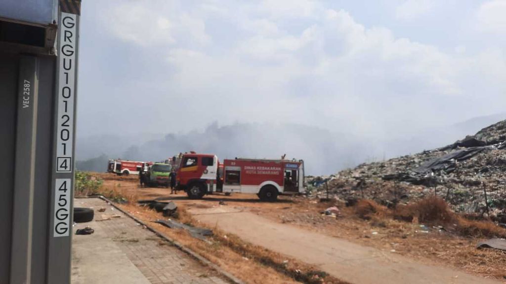Kebakaran di tempat pembuangan akhir sampah (TPA) Jatibarang, Semarang sudah mulai padam, Selasa (19/9/2023), Mobil pemadam kebakaran masih disiagkan di areal tersebut.