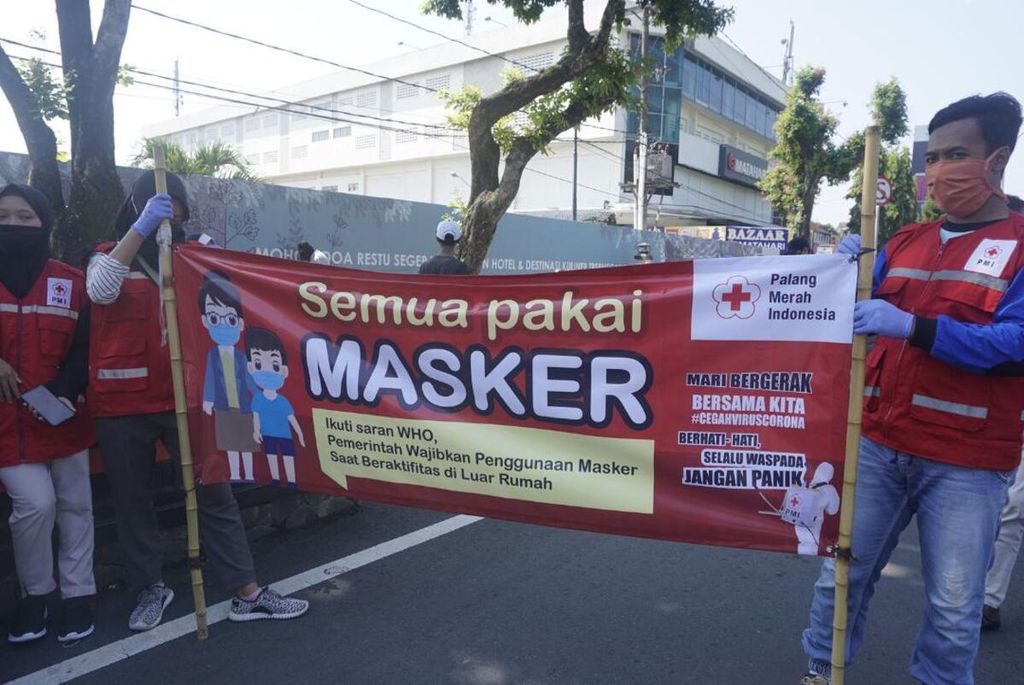 Kampanye pemakaian masker di Alun-alun Magelang, Kota Magelang, Jawa Tengah, April 2020.