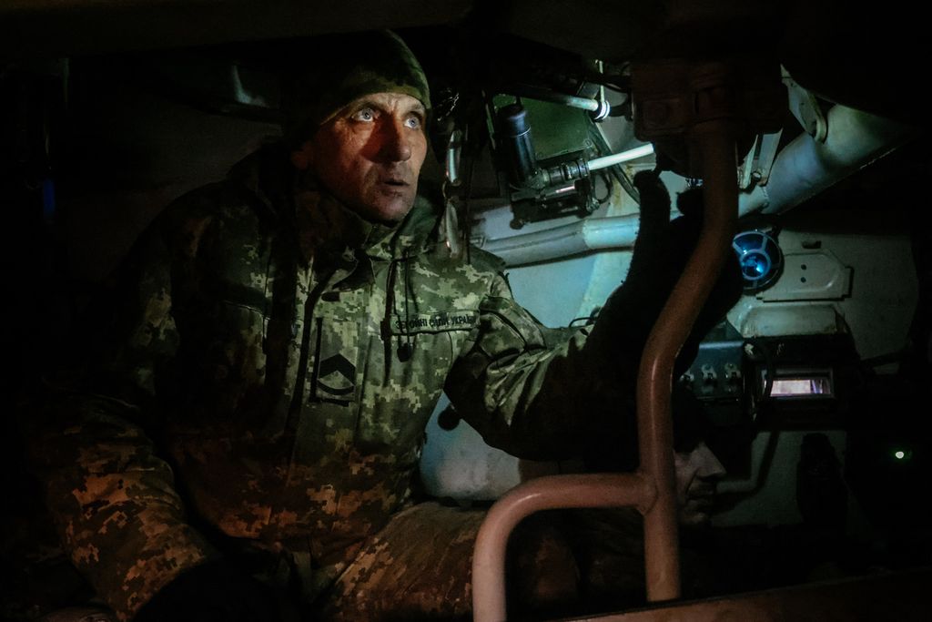 Dalam foto yang direkam pada 30 November 2022 di lokasi yang tidak disebut ini, tentara Ukraina membidik posisi Rusia di palagan timur Ukraina. 