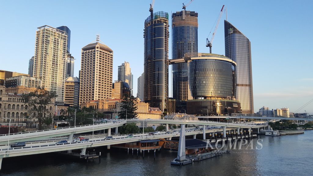 Gedung-gedung tua dan gedung pencakar langit bersandingan di pinggir Sungai Brisbane, Brisbane, Negara Bagian Queensland, Australia, 18 November 2023. Gedung paling kanan adalah kasino terbesar di Queensland yang sedang dibangun. 