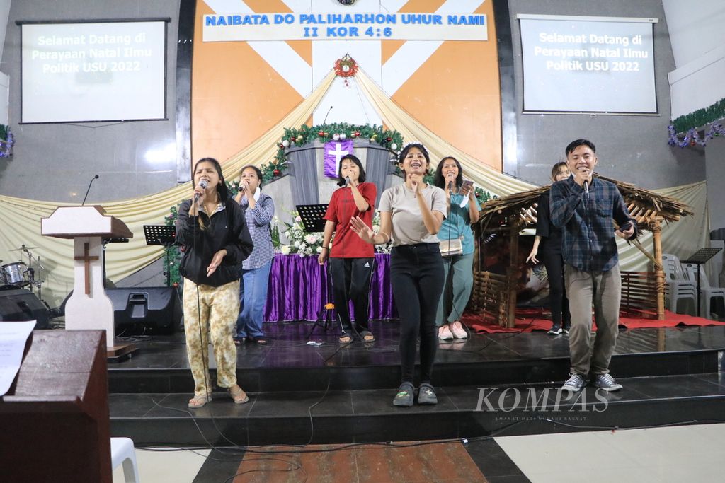 Mahasiswa Program Studi Ilmu Politik Universitas Sumatera Utara mengikuti latihan Natal di Gereja Kristen Protestan Simalungun Padang Bulan, Medan, Sumatera Utara, Rabu (21/12/2022).
