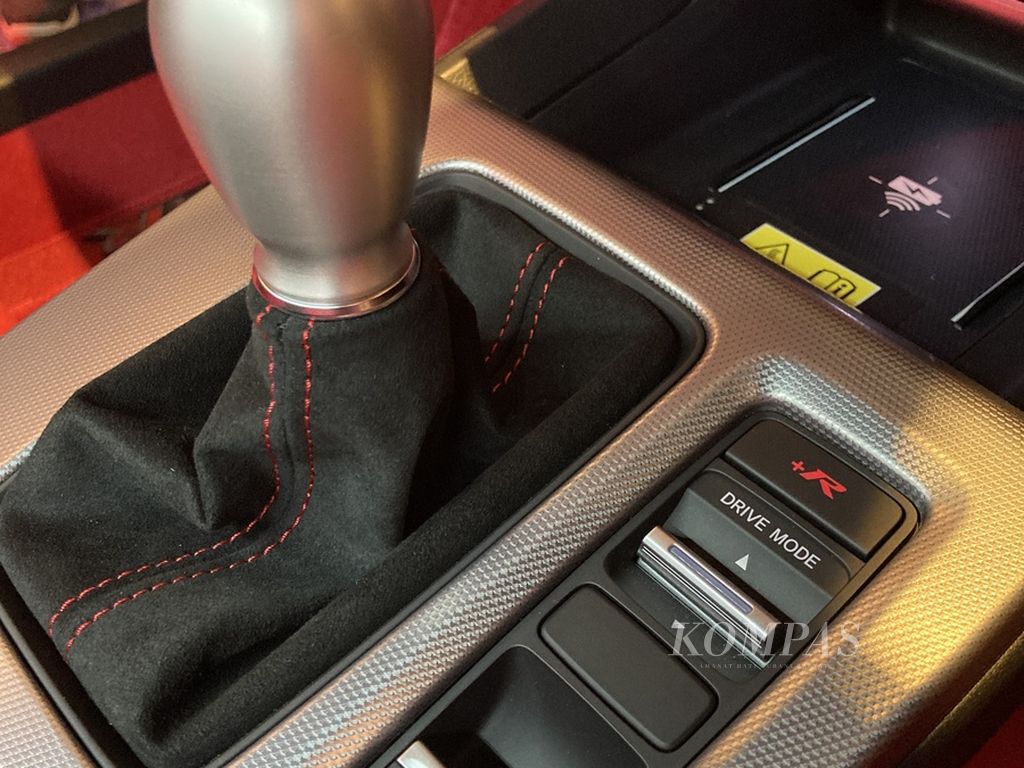 Tuas transmisi manual dan pilihn mode berkendara pada All New Honda Civic Type R.