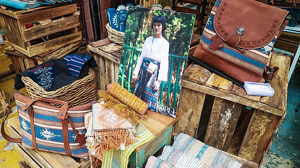  Kain tenun  dari Maumere, Nusa Tenggara Timur, dipasarkan sampai ke Jakarta. Selain berbentuk kain, ada juga tas dan aksesori lain.   