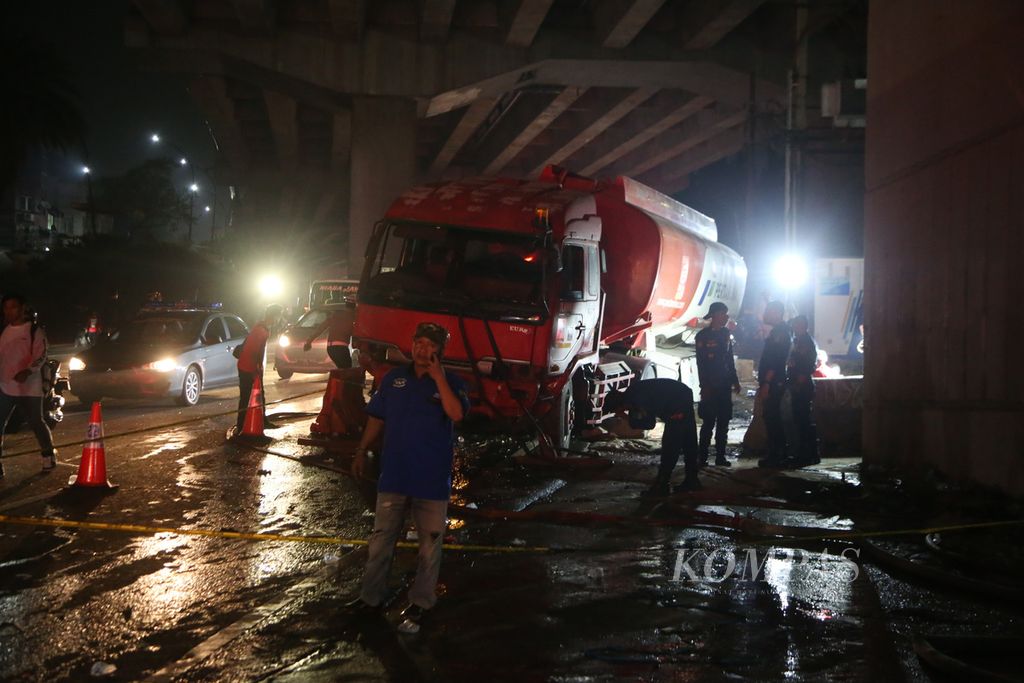 Sebuah truk pengangkut BBM bernomor polisi B 9598 BEH menabrak kendaraan bermotor di Jalan Alternatif Cibubur, Kranggan, Bekasi, Jawa Barat, Senin (18/7/2022). .