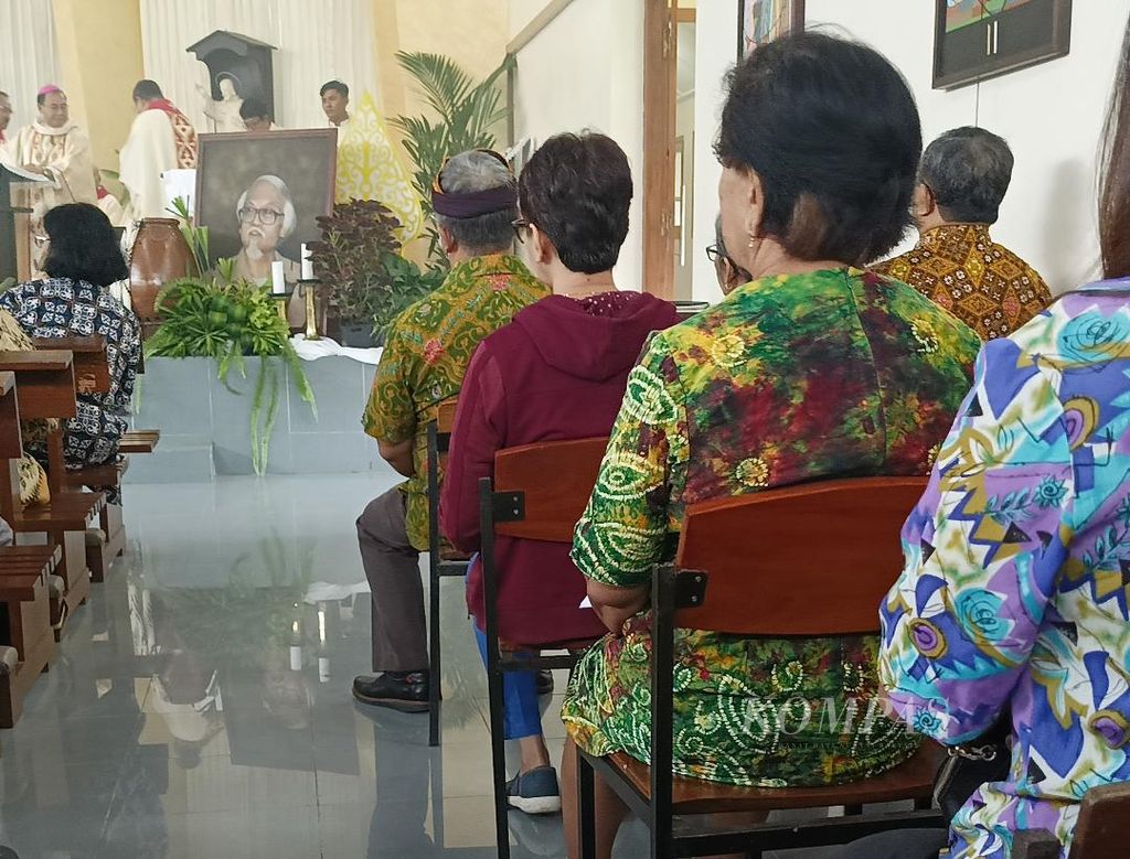Lukisan Romo YB Mangunwijaya dipajang di kapel dalam perayaan ekaristi memperingati 25 tahun wafatnya sang tokoh di Seminari Tinggi Santo Paulus Kentungan, Kabupaten Sleman, Daerah Istimewa Yogyakarta, Sabtu (10/2/2024).
