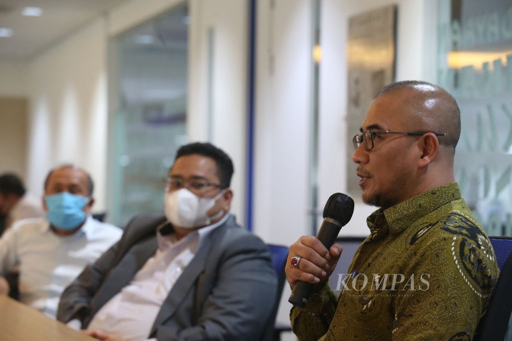 Member of the General Election Commission (KPU) for the 2017-2022 period Hasyim Asy'ári (right) with members of the Election Supervisory Body (Bawaslu) for the 2017-2022 period, Rahmat Bagja (center), and Deputy Chair of Commission II DPR, Saan Mustopa as speakers at Kompas XYZ Forum at Kompas Editorial, Jakarta, Tuesday (1/3/2022). 