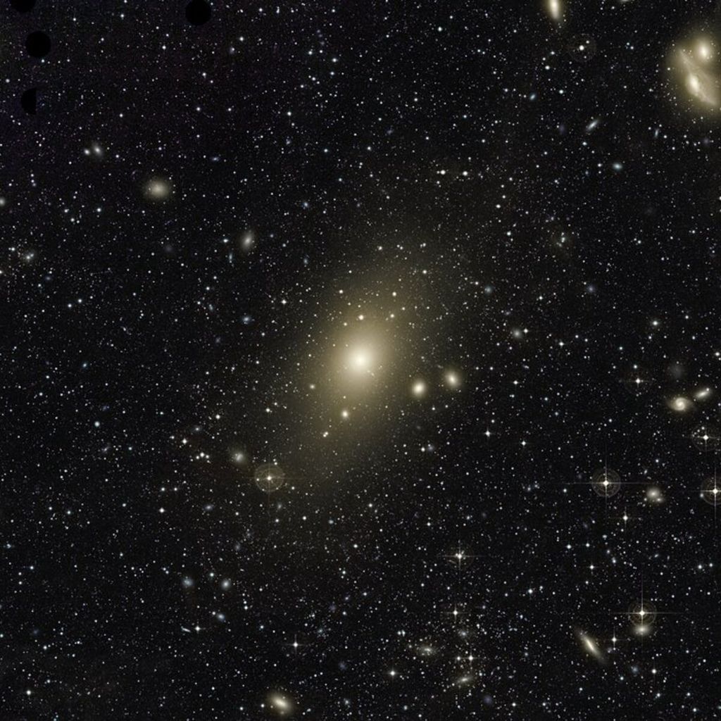 Galaksi raksasa berbentuk elips Messier 87 (M87) yang terletak di arah rasi Virgo.