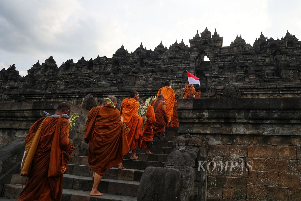 Biksu yang melakukan perjalanan dari Thailand (Thudong) tiba di Candi Borobudur, Magelang, Jawa Tengah, Kamis (1/6/2023). Perjalanan 33 biksu tersebut bagian dari ritual mereka menyambut hari raya Waisak pada 4 Juni 2023.