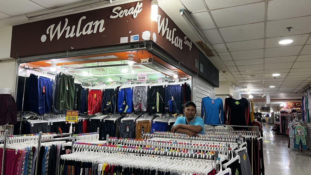Penjual pakaian saat menunggu pembeli di lantai basemen Blok M Square, Jakarta Selatan, Minggu (1/1/2023).