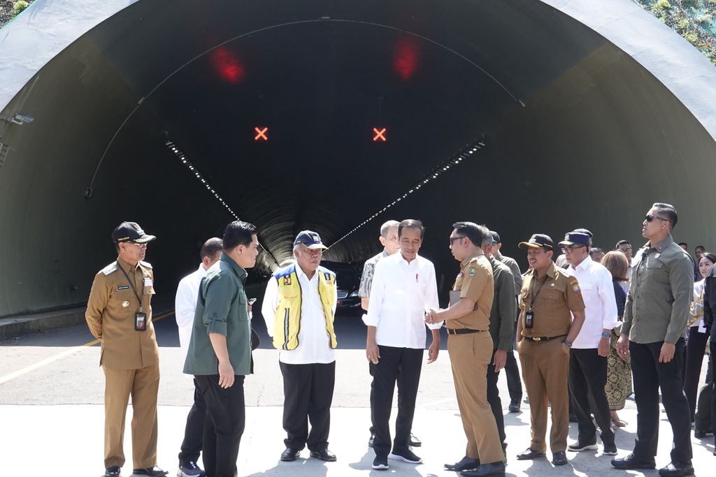 Presiden Joko Widodo meresmikan Jalan Tol Cileunyi-Sumedang-Dawuan (Cisumdawu) di depan terowongan <i>twin tunnel</i>, Tol Cisumdawu Kilometer 169, Kabupaten Sumedang, Jawa Barat, pada Selasa (11/7/2023). 