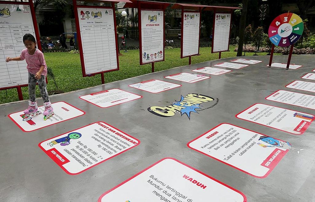 Anak-anak mengisi hari libur di Taman Mataram, Kebayoran Baru, Jakarta, untuk bermain sepatu roda sekaligus belajar tentang literasi keuangan, Sabtu (1/4). Di taman tersebut, anak-anak dapat mengikuti permainan mencocokkan kartu mengenai asuransi dan tips pengelolaan uang.