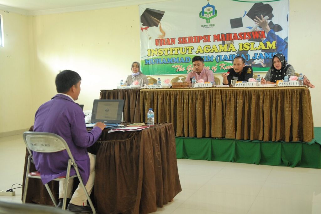 Mijak Tampung (35) dalam Seminar Proposal Skripsi di kampusnya, Institut Agama Islam Muhammad Azim (IAIMA), di Kota Jambi, Jumat (27/1/2023).