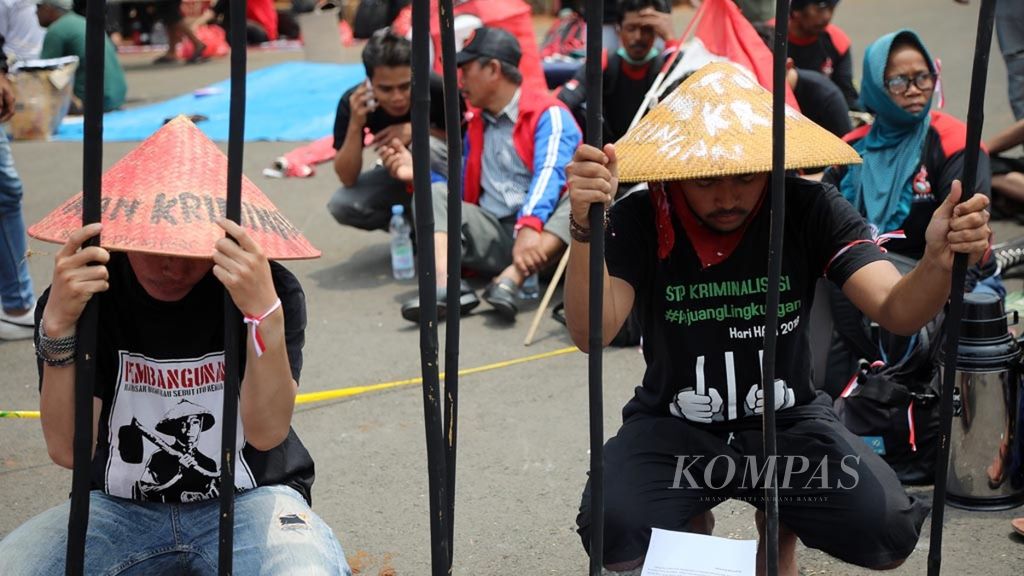 Tolak kriminalisasi pejuang lingkungan, sejumlah pengunjuk rasa berdemonstrasi di depan Istana Merdeka, Jakarta, pertengahan Desember 2018. 