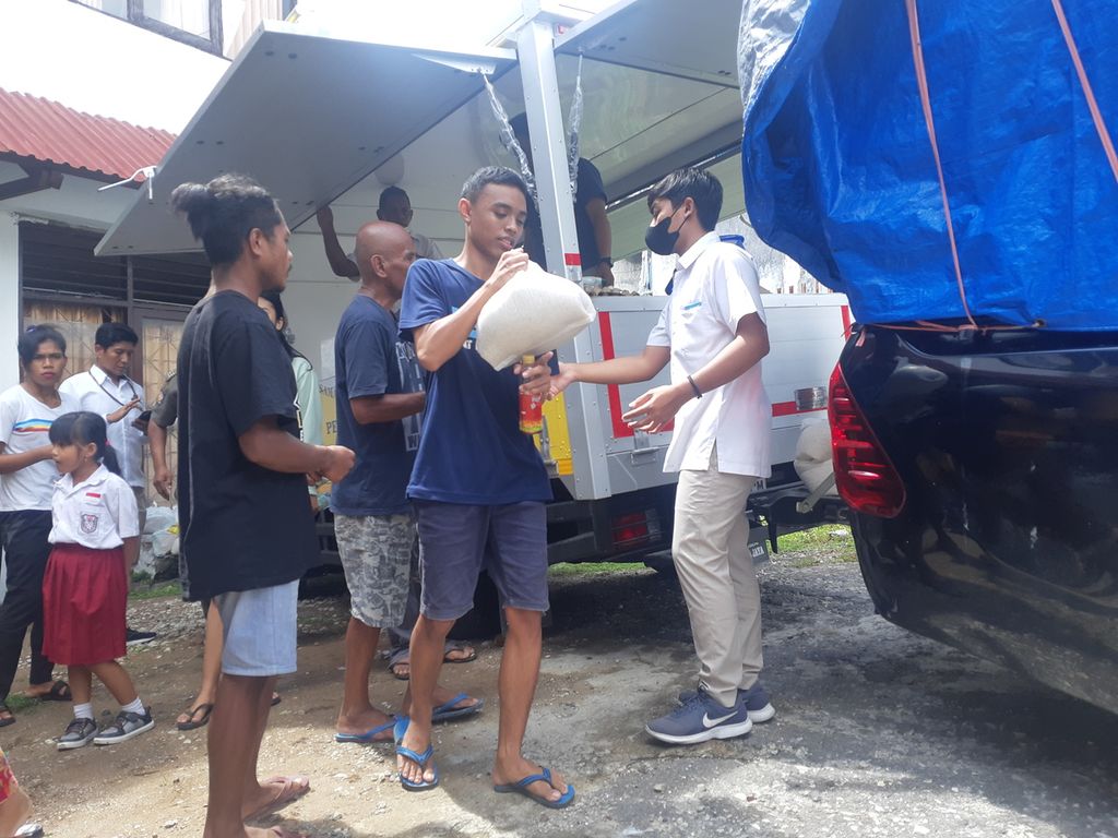 Suasana operasi pasar beras murah di halaman Kelurahan Oebobo, Kota Kupang, Nusa Tenggara Timur, Senin (20/3/2023).